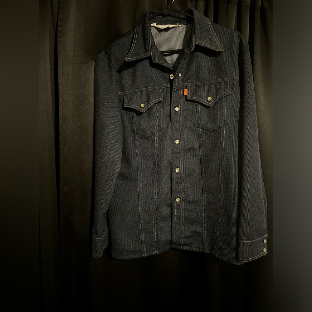 Levi’s button up top